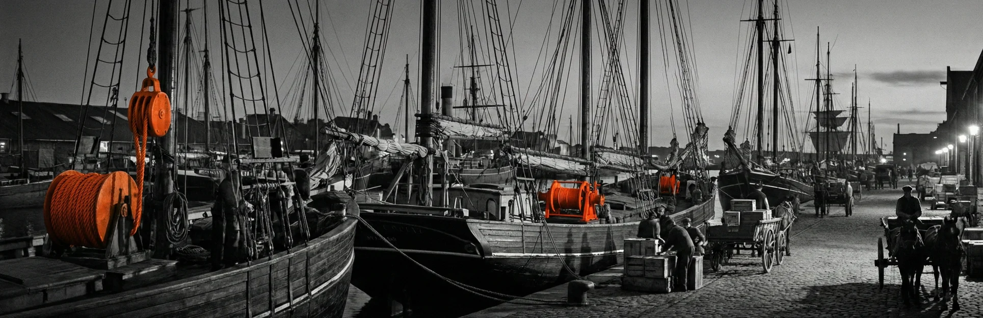 Historische Hafenszene in Schwarzweiß mit orangefarbenen Akzenten.